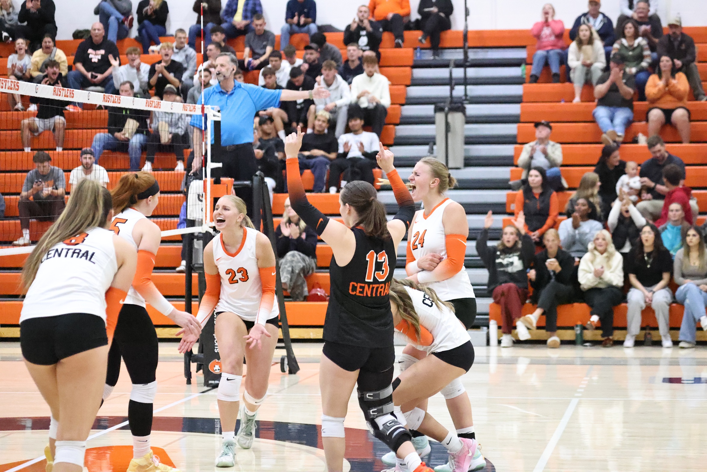 Volleyball Splits Outcomes in Home Region 9 Conference Games